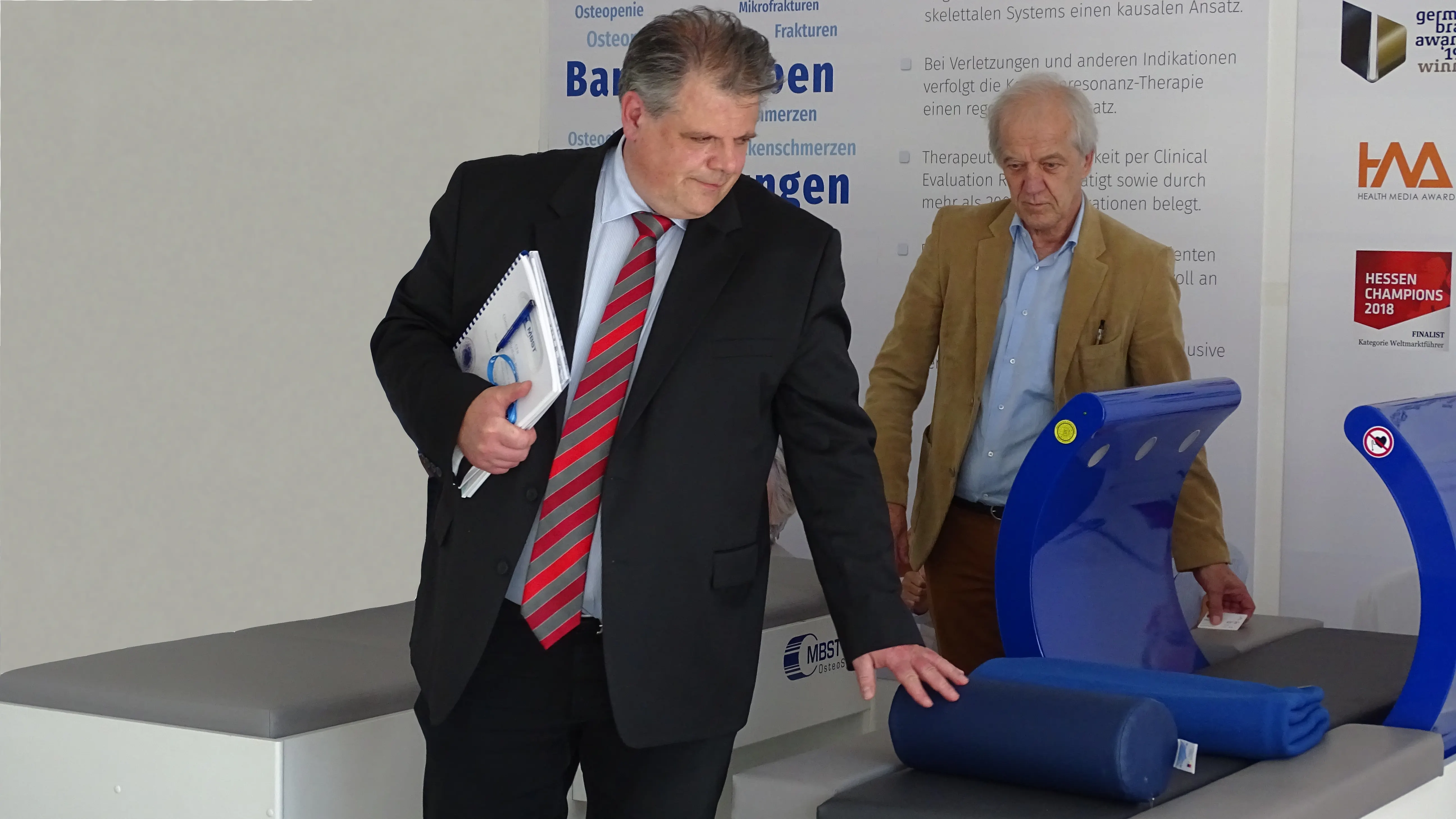 Landtagsabgeordneter Grüger und Geschäfsführer Muntermann im MedTec Showroom mit einem OPEN·SYSTEM·700