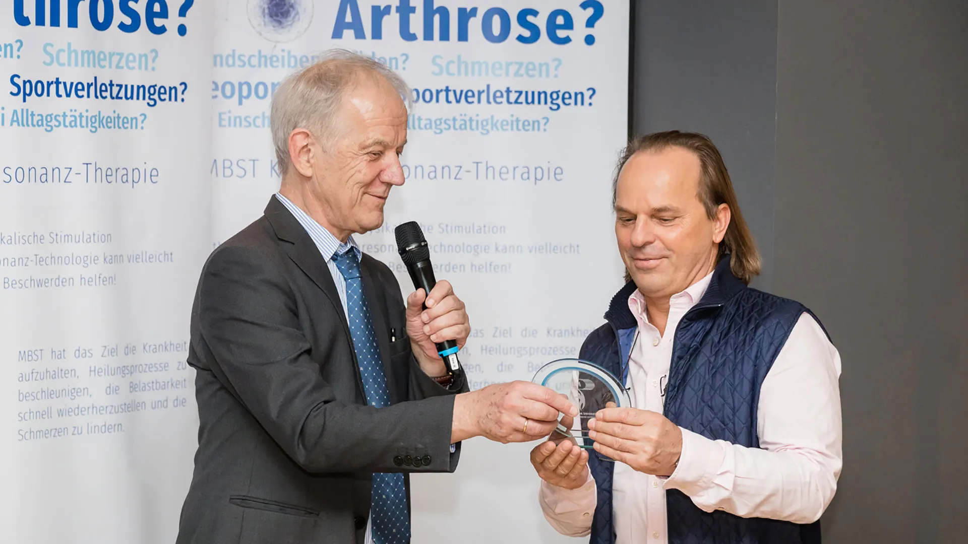 Muntermann überreicht Dr. Kozyra den MBST-Award