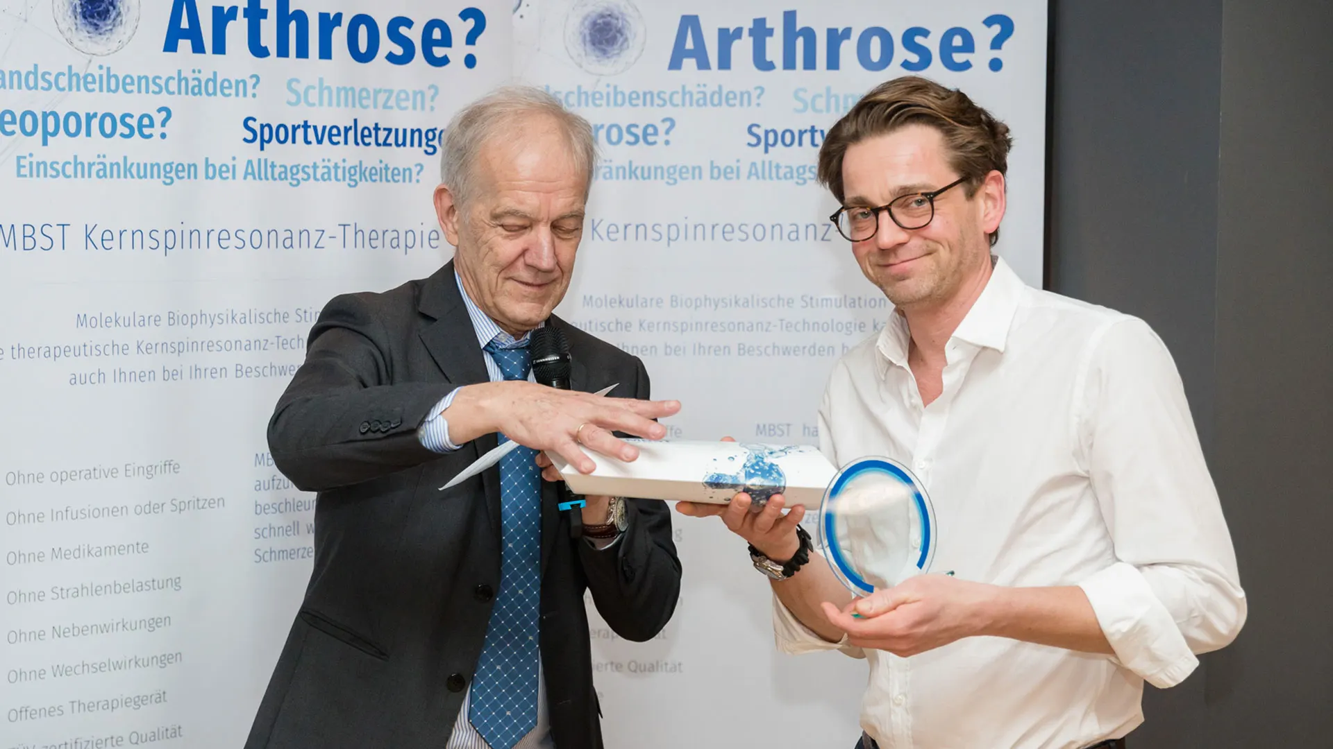 Muntermann überreicht Dr. Sänger den MBST-Award