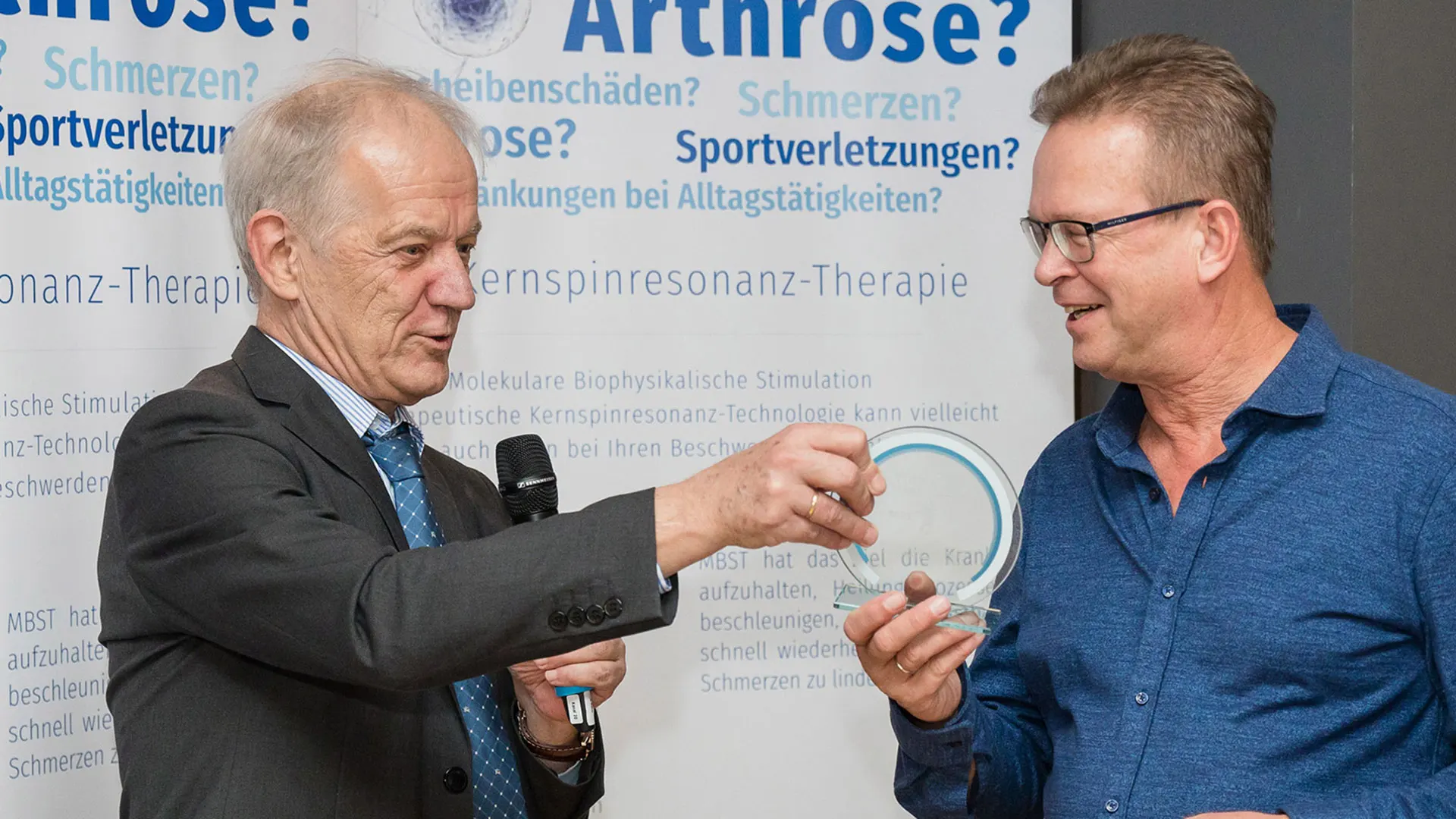 MedTec-Geschäftsführer Axel Muntermann mit Dr. Stolzenbach