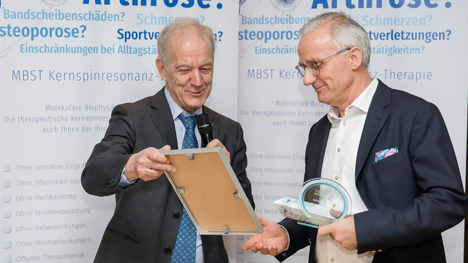 Muntermann überreicht Dr. Toussaint den MBST-Award