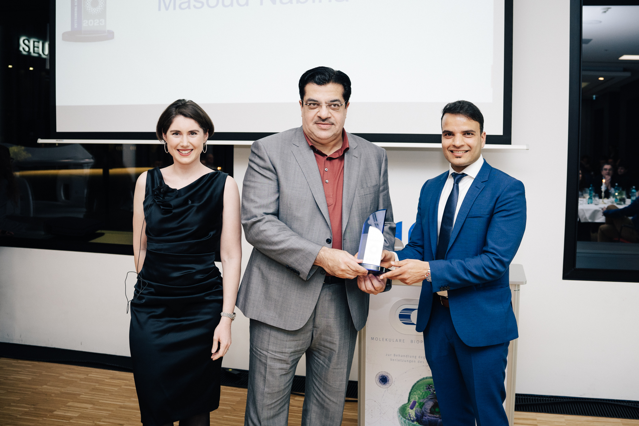 Masoud Nabina erhält einen MBST-Award für die Nabina Group von Geschäftsführerin Sarah Hartmann und Stellvertretendem Geschäftsführer Jagadish Paudel