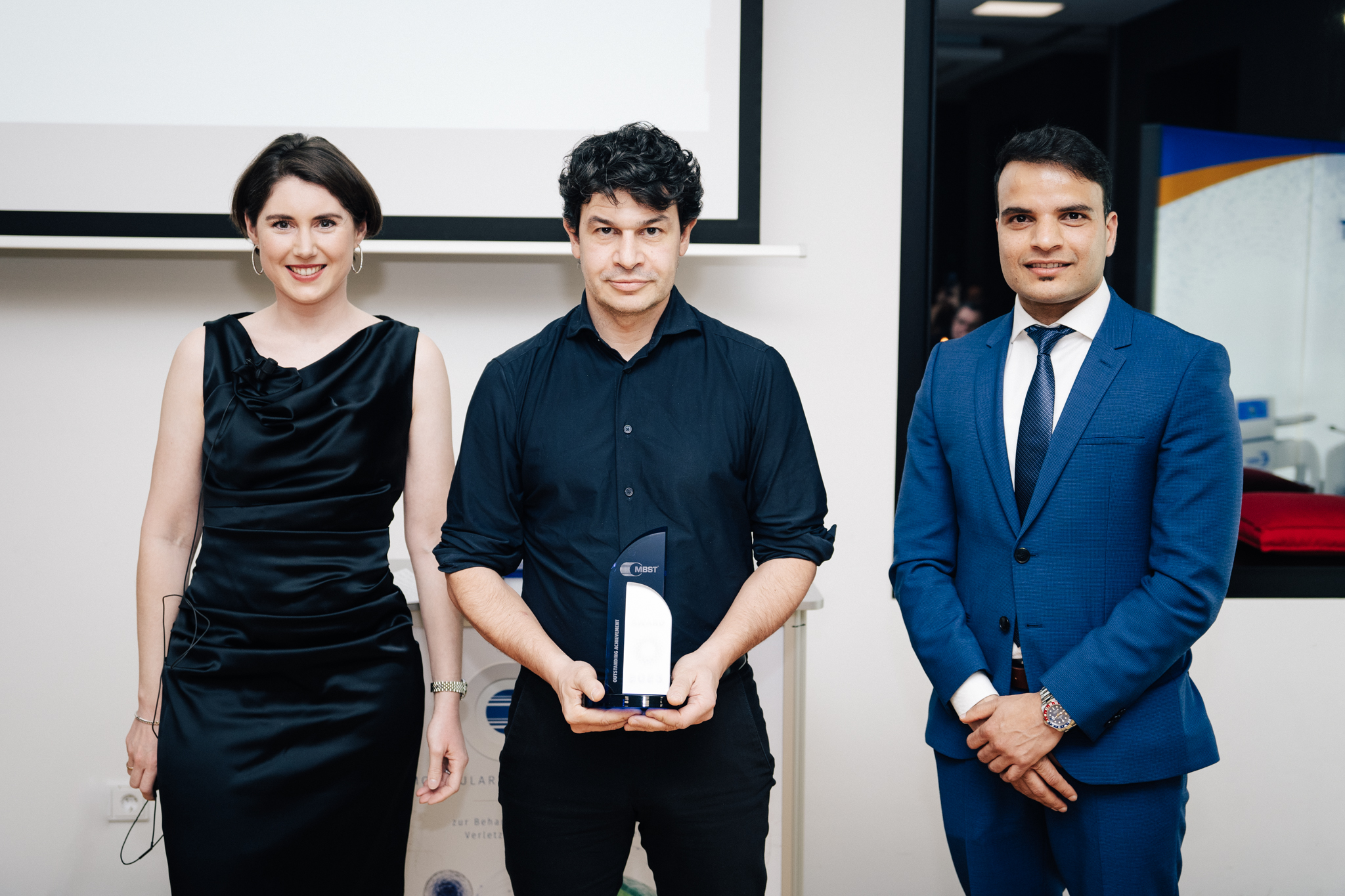 Javier Alfonso erhält einen MBST-Award von Geschäftsführerin Sarah Hartmann und Stellvertretendem Geschäftsführer Jagadish Paudel