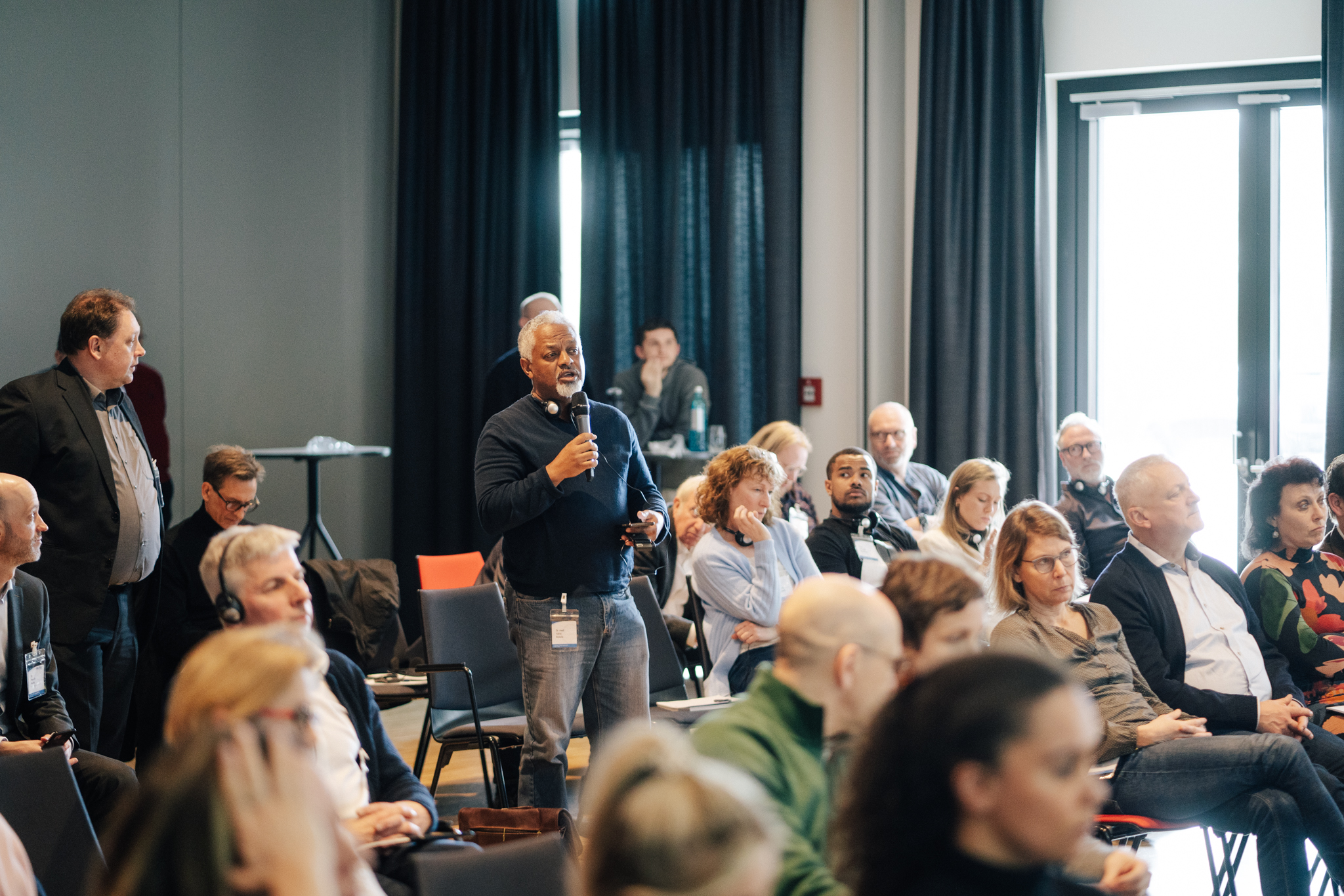 Diskussionsbeitrag aus dem Publikum während eines Vortrags der Tagung