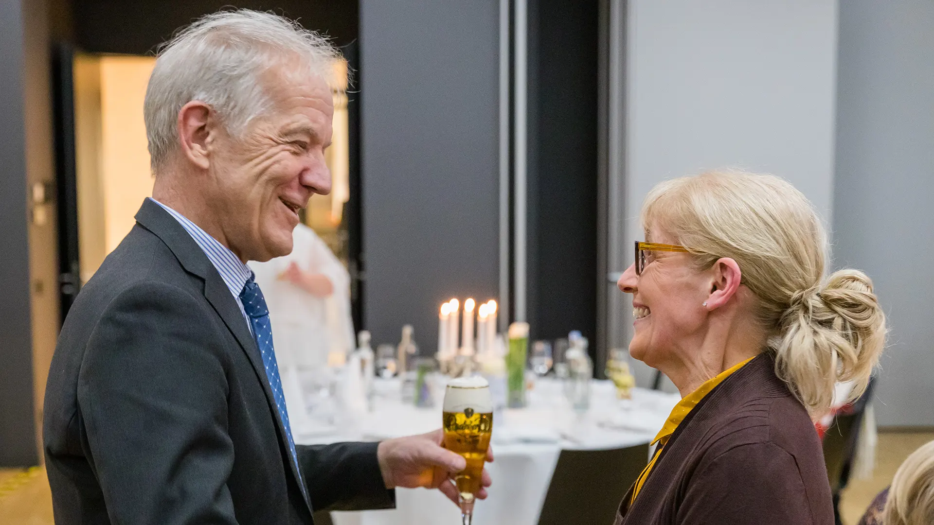 MedTec-Geschäftsführer Axel Muntermann mit Ann Clare von Cell Regeneration Ltd. auf dem Wetzlarer Medizinsymposium