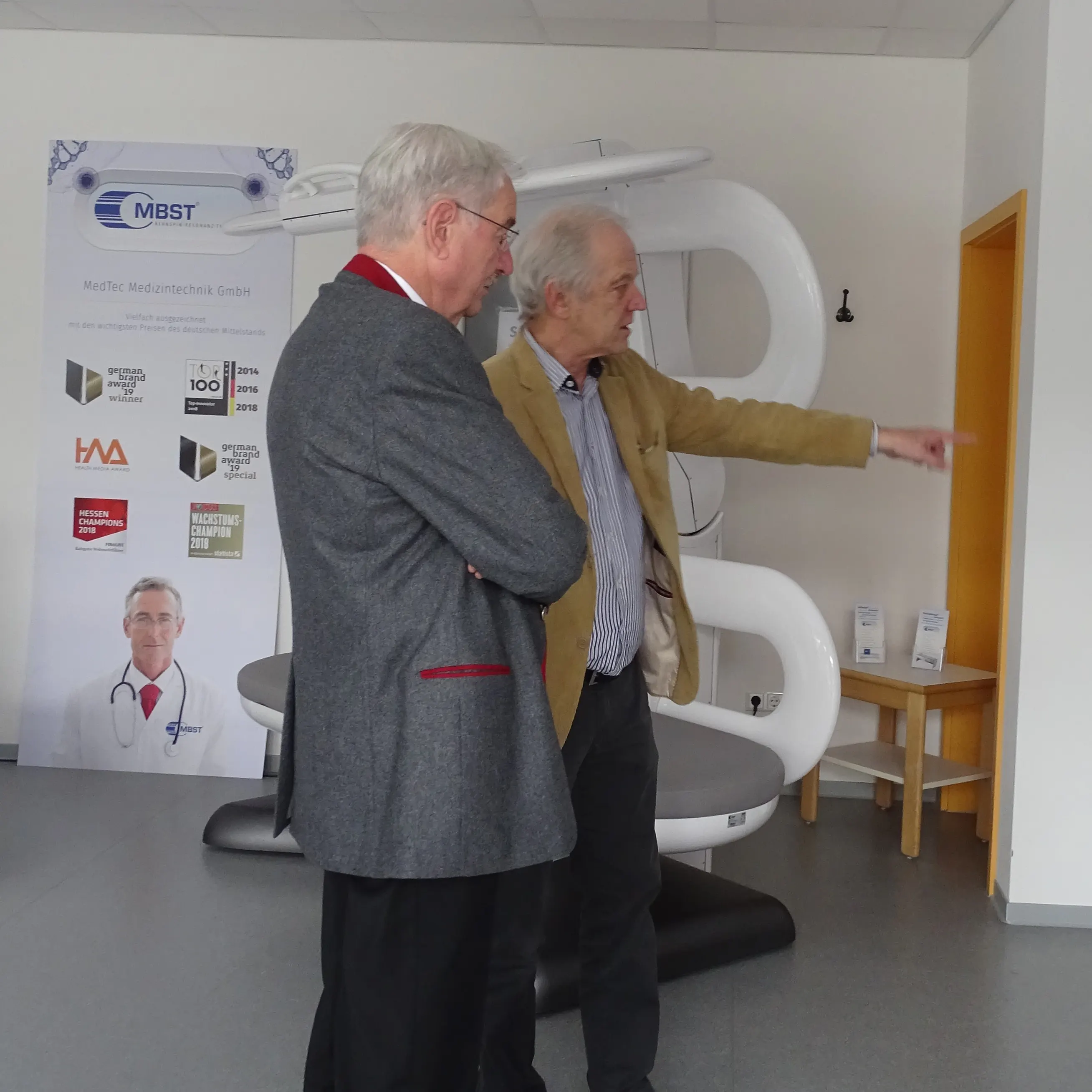 MdB Jans Jürgen Irmer zu Besuch bei der MedTec Medizintechnik GmbH ind Wetzlar. Hier zu sehen im Showroom am Hauptstandort der MedTec als ihn Geschäftsführer Axel Muntermann herum führt.