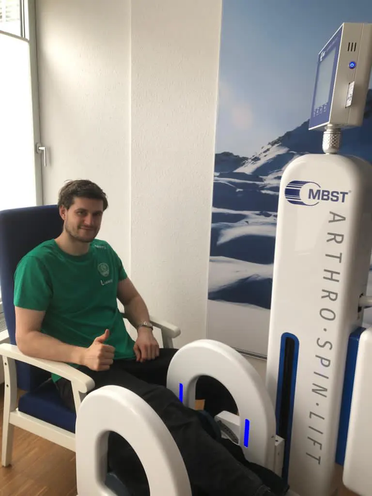 Handballspieler Martin Larsen von der SC DHfK Leipzig lässt sein Knie in einem MBST Arthro·SPin·Lift Therapiegerät behandeln