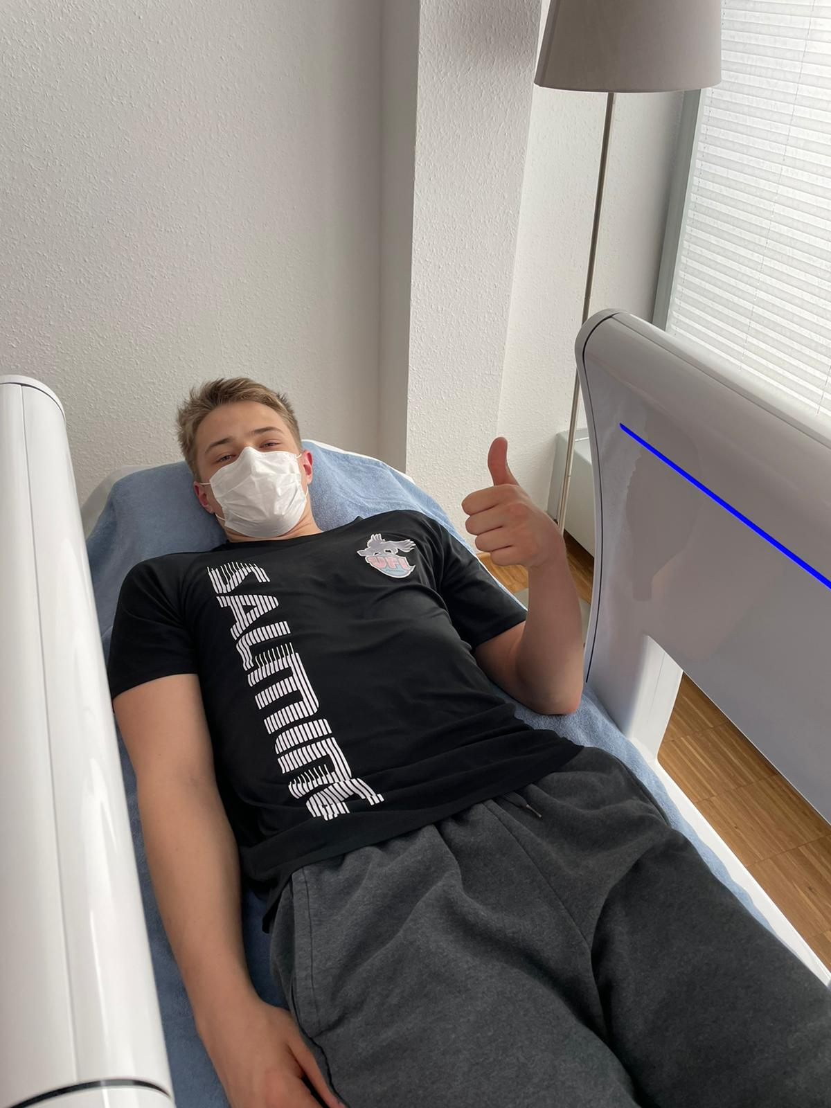 Handballspieler Moritz Wassermann von der SC DHfK Leipzig lässt sein Hüftgelenk in einem MBST Arthro·Spin·Flex Therapiegerät behandeln